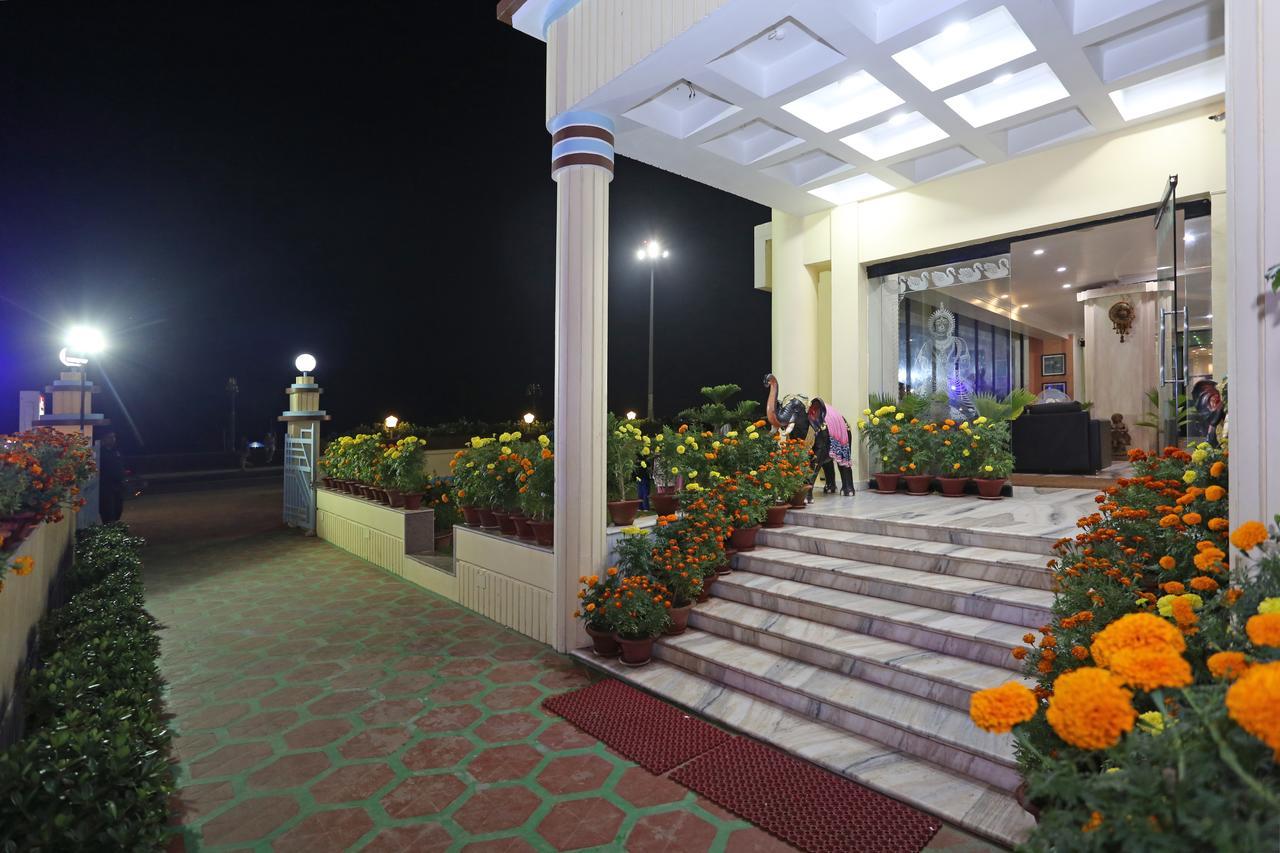 Hotel Niladri Puri Bagian luar foto
